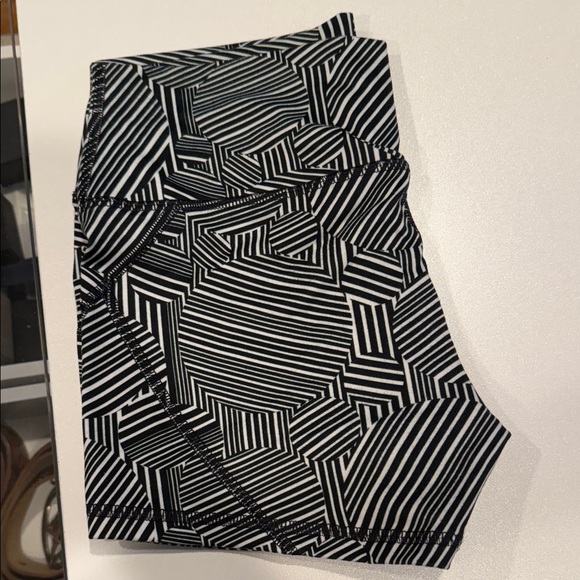 Fleo Women's Monochrome Geometric Athletic Shorts - Picture 6 of 7